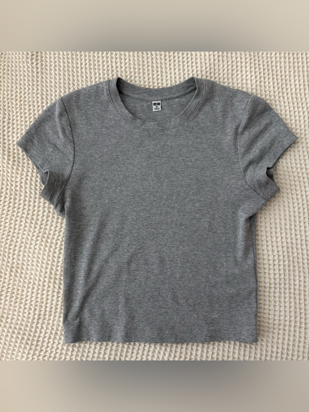 uniqlo heather gray cropped baby tee